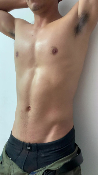 Bare skin man: Przy ścianie