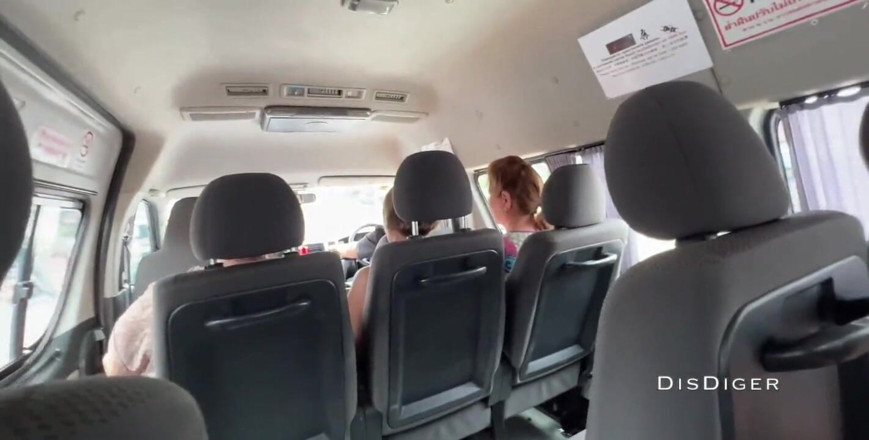 Dis Diger: Mamada arriesgada en el autobús, casi atrapada con una polla...