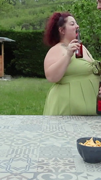 MiLF viene beccata nel suo giardino