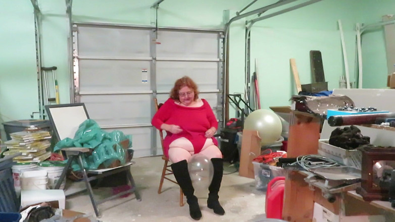 BBW nurse Vicki adventures with friends: Mi culo gordo hace estallar algunos enormes globos claros