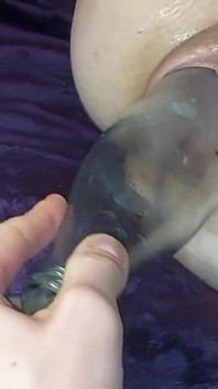 Cewek ini pecah peras susu dengan botol ukuran raksasa
