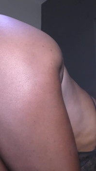 Sexy spodní prádlo Ebony dává svou kundičku bílému chlápek zezadu