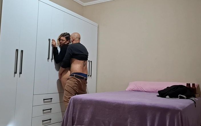 Gabi SweetCouplesStories: De stiefvader overtuigt zijn peteetdochter om seks met hem te...