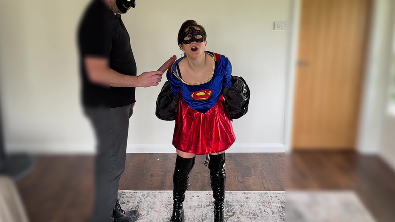 Queen-Lucy: Super hrdinka zachycena, zdrženlivá, roubíkem a dotýkaná, zbičovaná, škádlení, BDSM