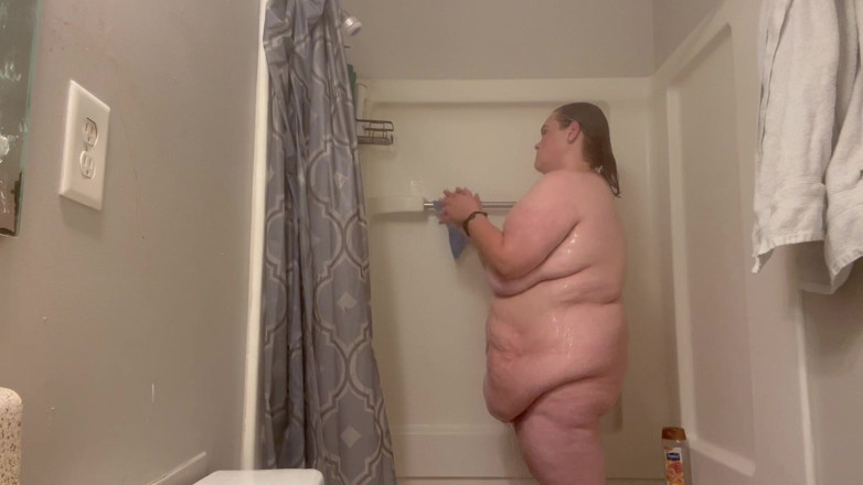 Fat Goddes: Une grosse salope prend une douche torride et joue avec...