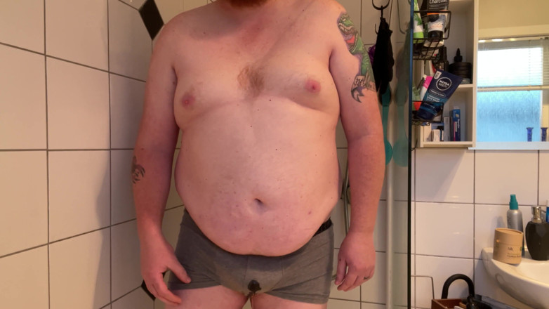 Ginger daddy: Rothaariger papi pinkelt unterwäsche