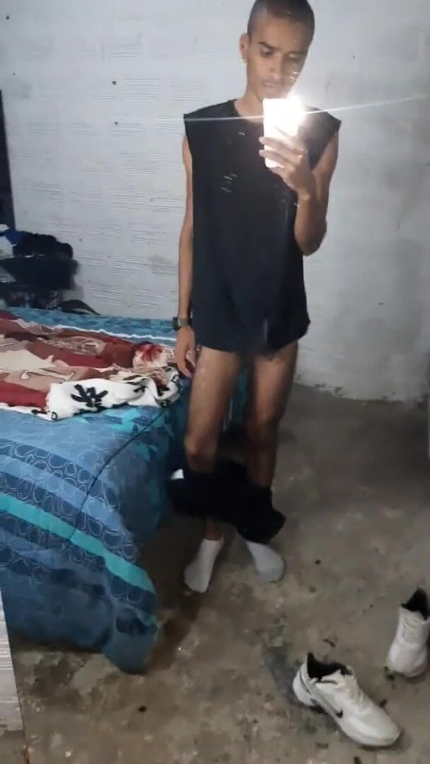 vergar4_daviid: Lelaki muda menjadi miang semasa membuka pakaian di hadapan cermin