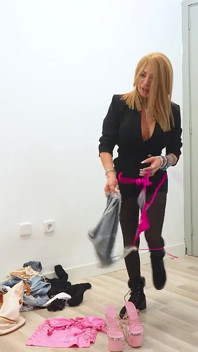 Super prsa MILF chce nejtlustšího penisu ve Španělsku. - Vanesa Colombiana je nejzvrácenější zralá žena ve falešných filmech