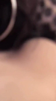 Těsné kundičky - velká prsa scéna 1_busty brunetka MILF si užívá robertek, dokud nemá orgasmus