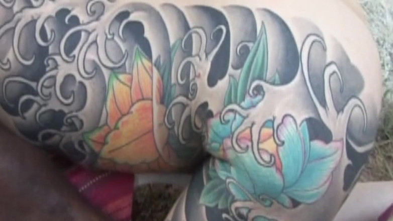 Bangora MILFs: 纹身熟女深喉大黑屌与邋遢的口交