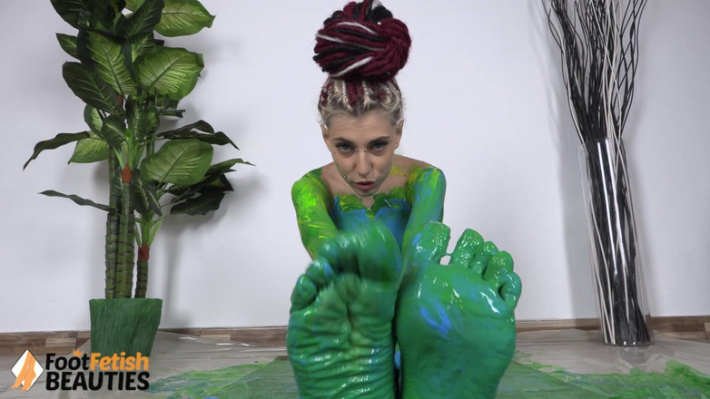 Foot Fetish HD: 一个纹身的娇小甜心在家里的彩色瑜伽