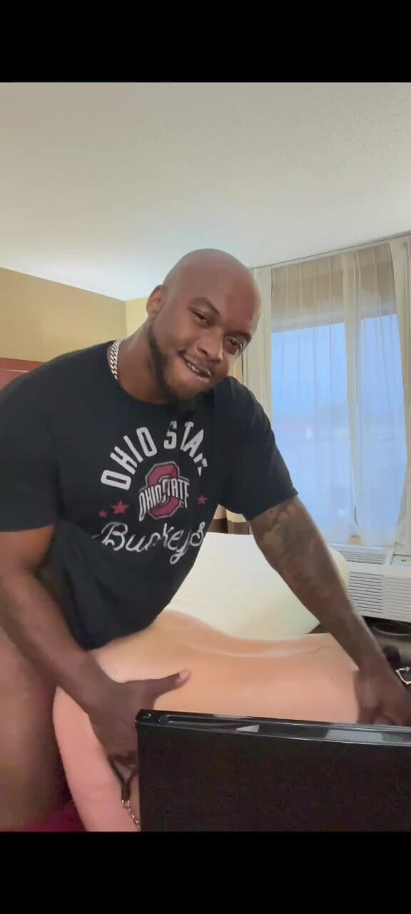 BlkMuscleFreak: VELKÉ ČERNÉ Péro šuká sexy manželku a dává výstřik na obličej