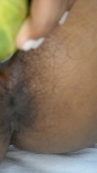 Moje poprvé s okurkou a vibrátorem - stříkám tak tvrdě na kameru