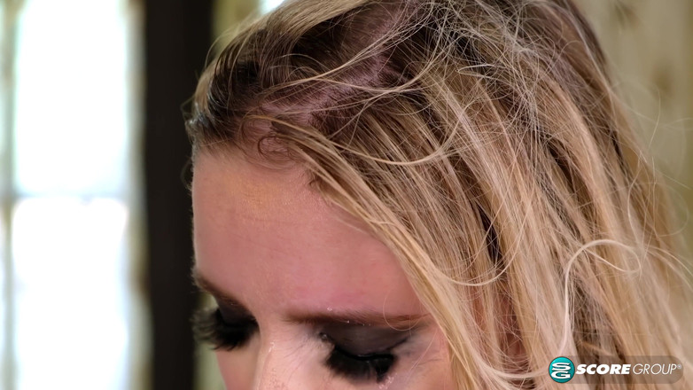 Scoreland: Codi vore: cewek seksi rambut pirang dengan lingerie hitam