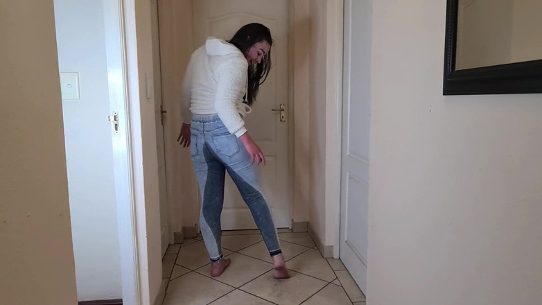 domslutfucker: Si jalang berambut coklat sangat perlukan kencing, kencing dalam seluar...