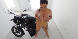 Xara Rouxxx: Sexy Dange s motocyklem