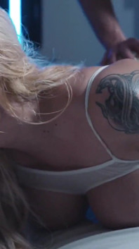 Latin orta yaşlı seksi kadın porno yıldızı anal sikişiyor