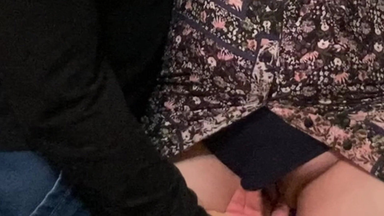 Niki studio: 섹시한 MILF, 지하철에서 클리토리스 마사지당하다