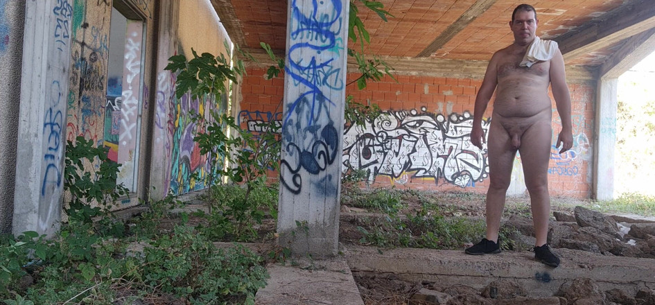 Mirko2589: Tutto nudo in un cantiere edile