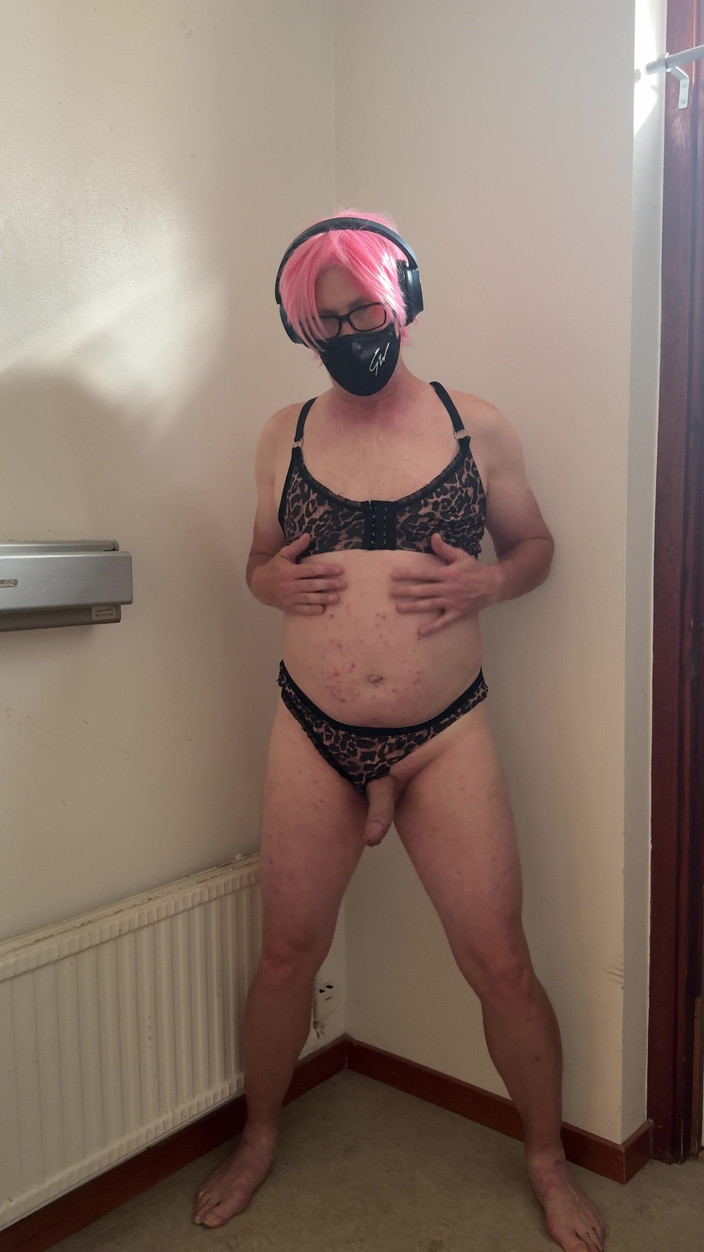 Julia Cd Sweden: Die Hure in Pink spielt und masturbiert, bis sie kommt.