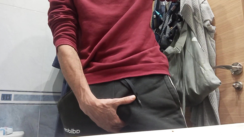 Elvissc: Gara-gara lagi ganti baju, aku pergi ke jalan sama kontol...