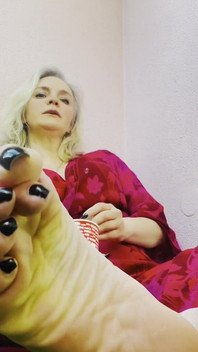Empressbella Teases and Denies with Long and Sensual Fingers