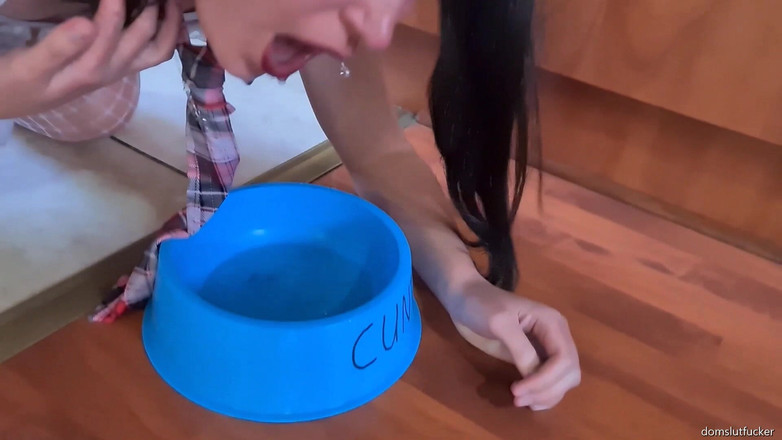 domslutfucker: Une salope avec des touilles se fait marcher avec la...