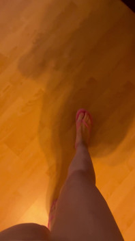 Pov: suara sandal jepit berjalan
