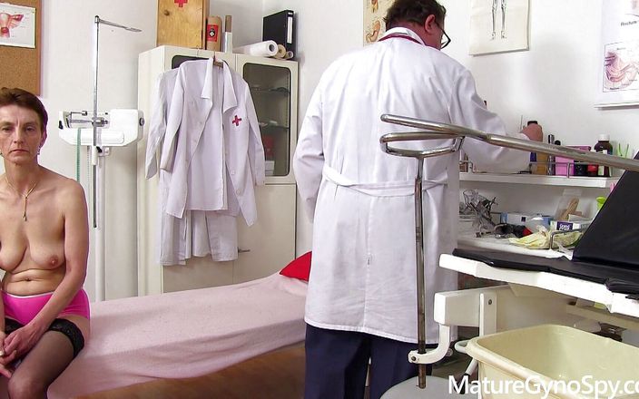 Mature Gyno Spy: Reifer frauenarzt, freakiger frauenarzt betreibt cam in seiner operation, um...