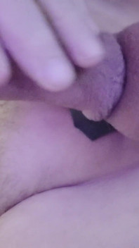 Il mio amico è seduto su una sedia e gioca con il suo piccolo cazzo