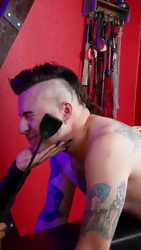 Seksi Brittany Andrews dan Kitana Montana berbagi Pony Boy!