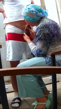 Milfa musulmană mi-a făcut o masturbare manuală și un blowjob, apoi mi-a înghițit sperma.