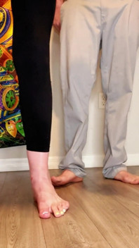 Ta petite taille 13 pieds vs ma géante taille 16 pieds - domination totale des pieds