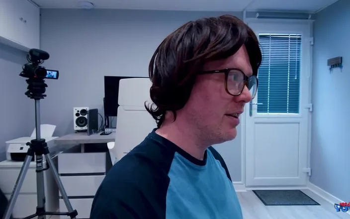 Nerd Pervert: Louise Lee - Guzzles 2 Nerd Cocks