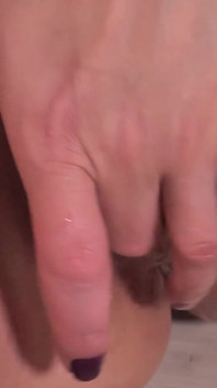 Orgasmerar medan du fingrar och sprutar