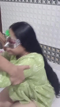 Stiefschwester ko badezimmer mein choda mami aane wali Hai abspritzen auf gesicht hindi Audio