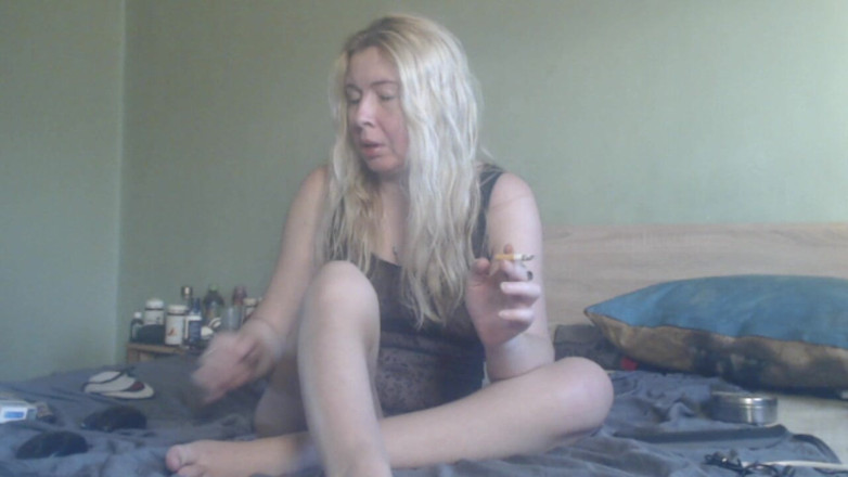 sunshinegoddes: Blonďatá Super MILFka masturbuje s krémem