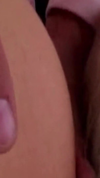 Kåta MILF sträckt vid tjocka fingrar i slarvig fitta spela