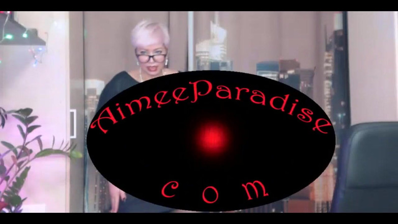 AimeeParadise: 豪华的成熟荡妇在网络摄像头上抚摸她的阴户，并用假阳具真诚地操自己！高潮合集