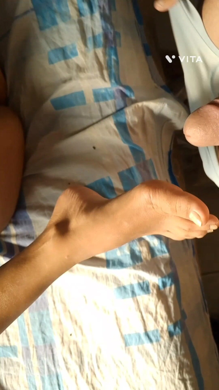 Kamila6922: Ma belle-fille me demande de la filmer dans sa chambre,...