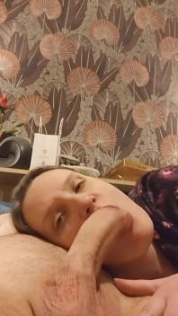 Ea suge și murdărește tânărul ei iubit cu selfie-uri