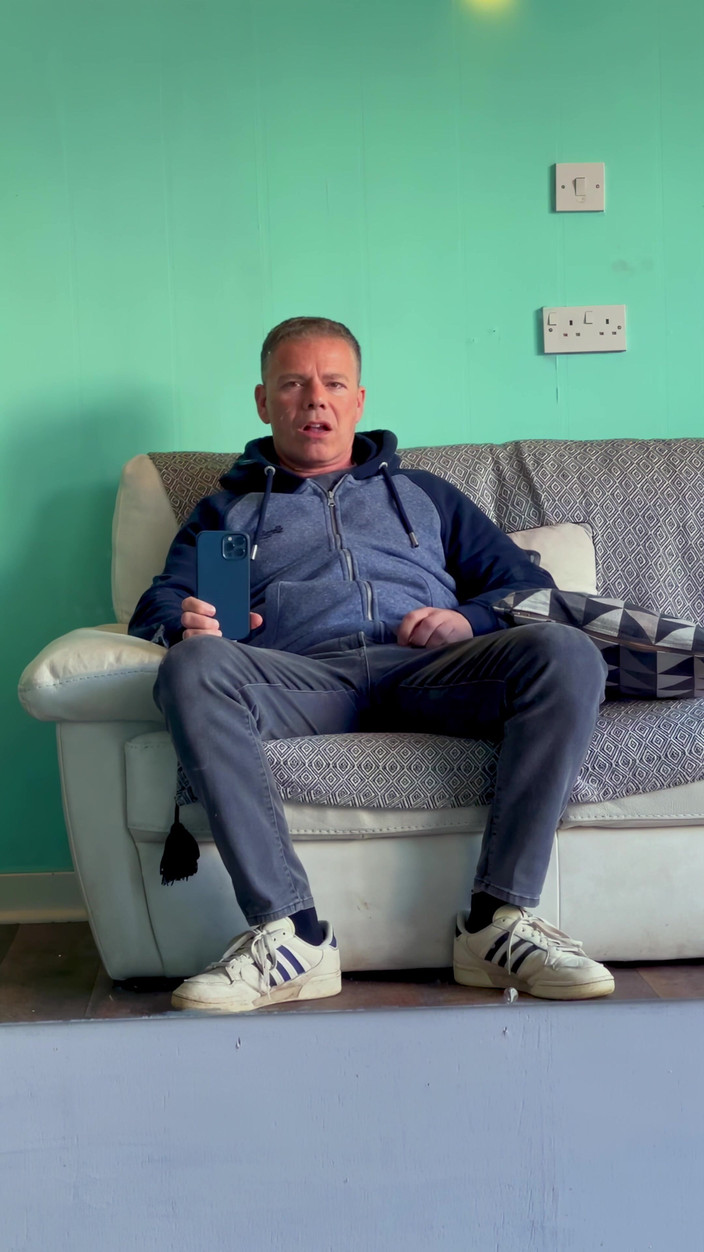 NakedFoxx: 이웃과 함께 오르가즘을 느끼는 위험한 이발소