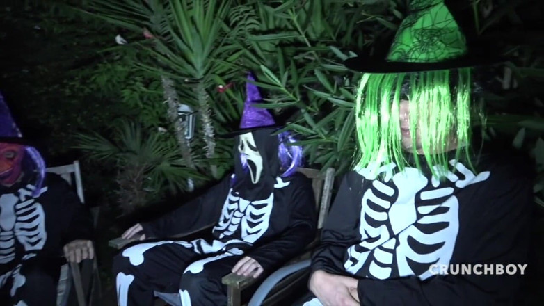 Bareback cum inside studio: Creampie dehors pour la nuit d'Halloween