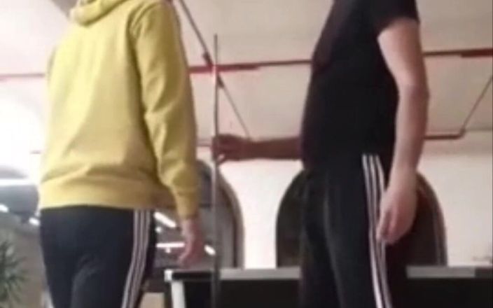 Justin hoodwar: Caras que se encontram no acampamento começam um jogo de...