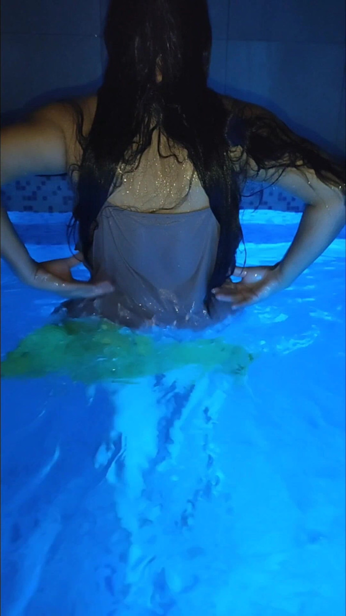 Karencx: Am Pool