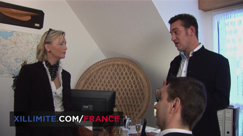 Made In France: Sex în trei la birou cu o matură în ciorapi