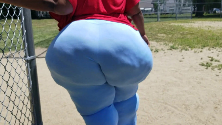 Pearaddiction walking content: Walking in My Blue Pants