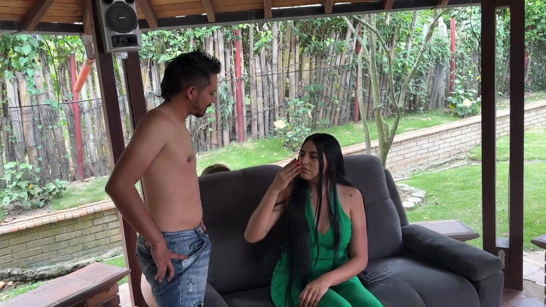 MelaniRincon: 我在和女友一起租来的农场里无意中操了我的继母
