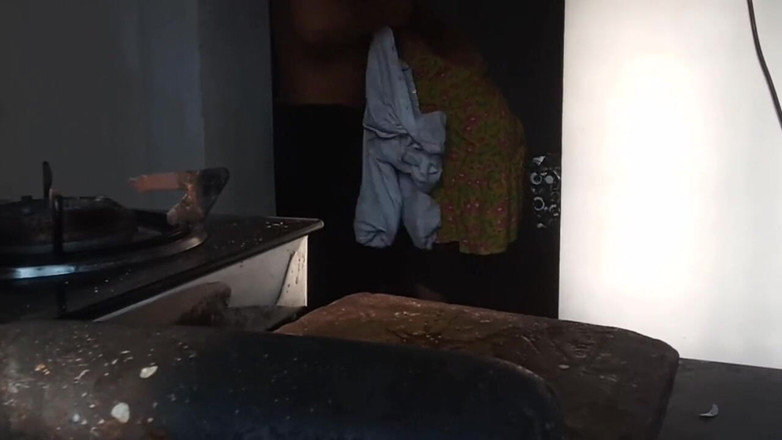 Fantacycutting: 关掉房子的灯后，姐夫和嫂子一边裸体一边偷偷做爱。