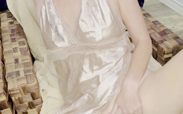 Caroline Smith: Sexy miLF caroline si fa un ditalino e si scopa...